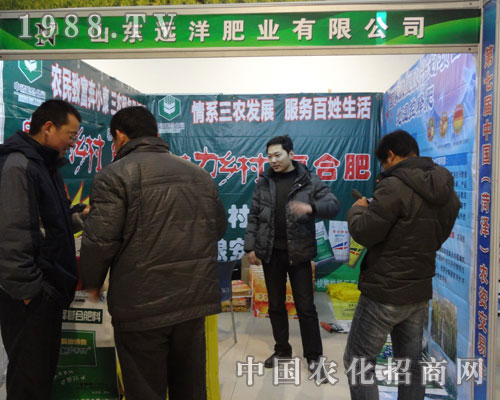 中國菏澤農(nóng)資交易會(huì)上忙碌的身影