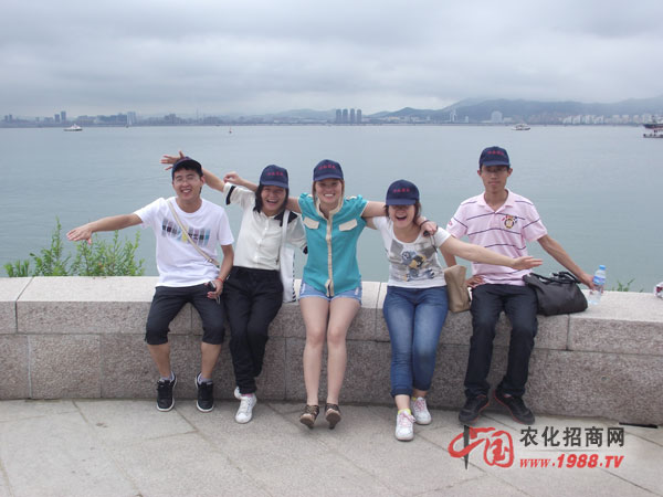 倆帥哥保護(hù)仨美女