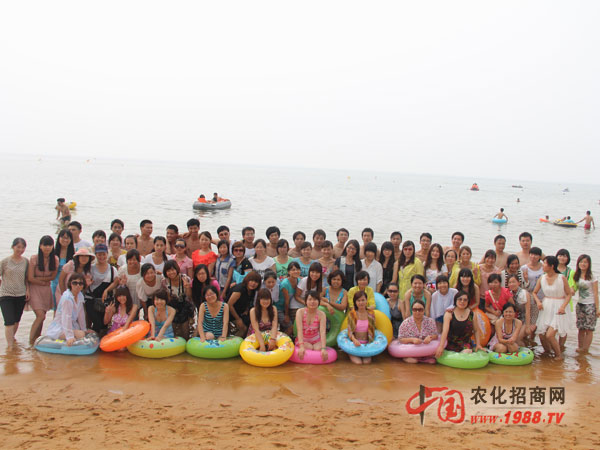 帥哥美女海邊排排坐