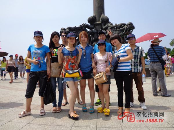 帥哥不好跟美女搶鏡頭啊