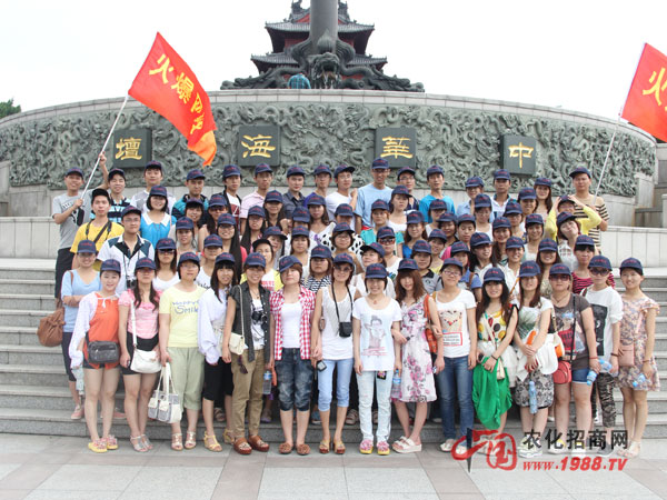 中華海壇前留影