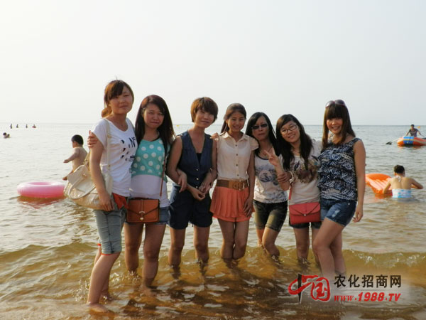 青春靚麗的美女海邊戲水