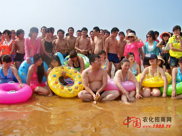 走在海灘上,人真多