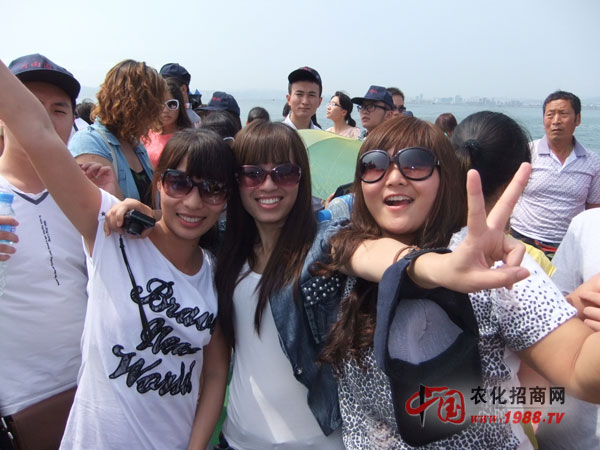 坐船出發(fā)前往劉公島