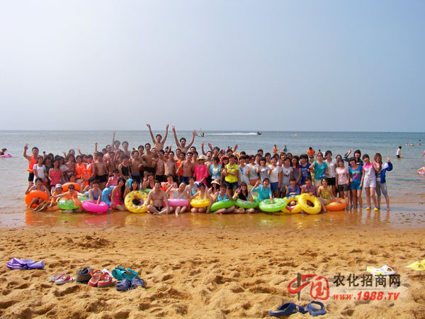 全體同事海邊合影留念