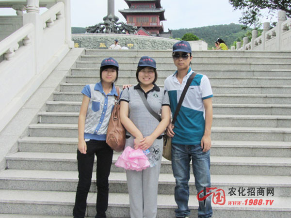 和兩個(gè)美女合影一張