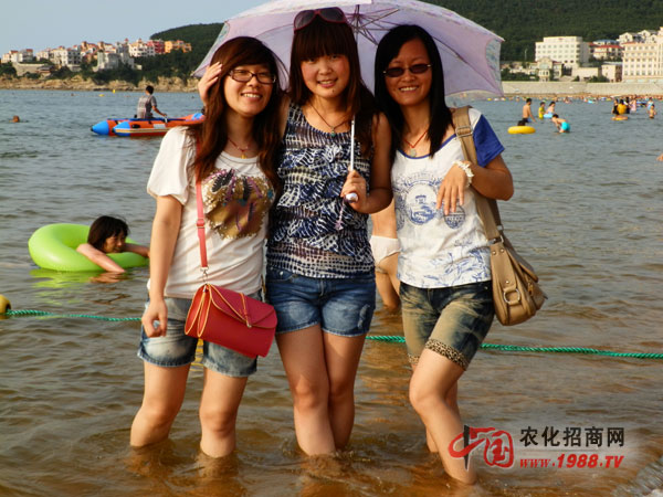 歡呼跳躍的擁抱大海