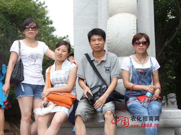 和美女們一起照一張