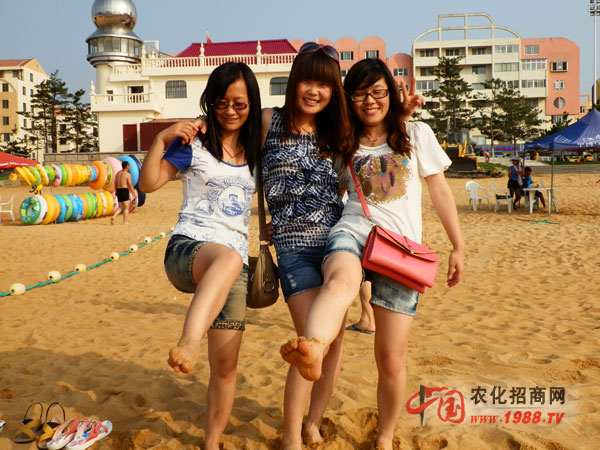 三美女快樂沙灘行
