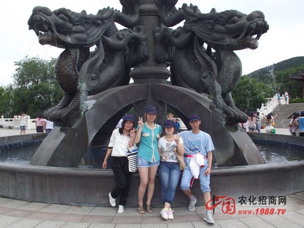 背后的噴泉漂亮吧