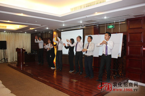 助教激情高昂的鼓掌列隊(duì)歡迎我們