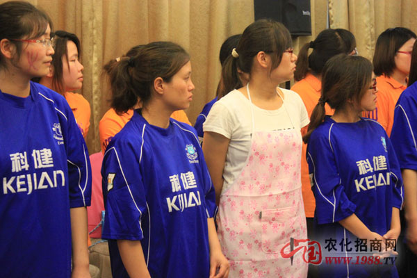 大家在認(rèn)真的練習(xí)