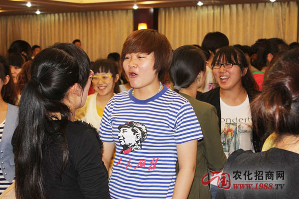 按照老師要求學員找搭檔