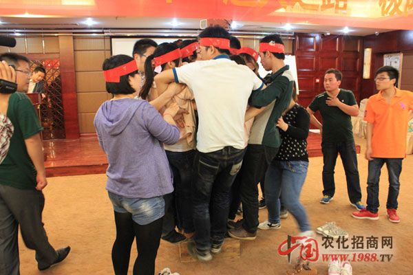 風(fēng)雨同舟-我們?cè)趫?jiān)持