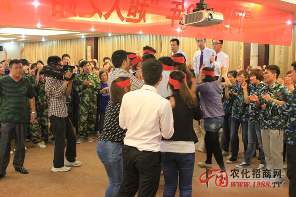 我們風(fēng)雨同舟 我們吶喊助威