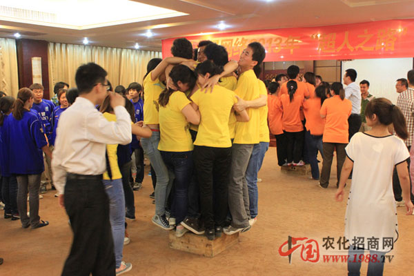 風(fēng)雨同舟我們一起努力