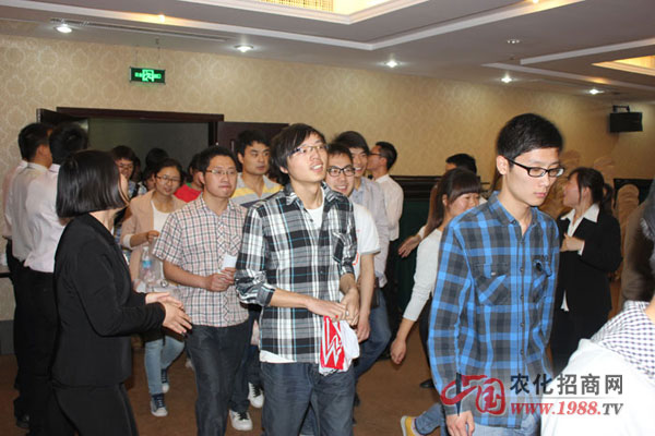 緊張激動(dòng)的我們慢慢走近會(huì)場