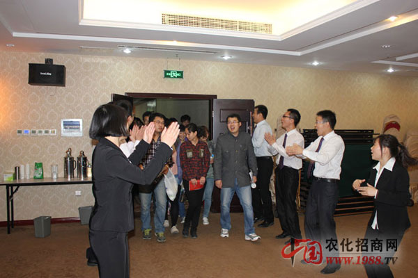 一個(gè)個(gè)興奮的進(jìn)場(chǎng)