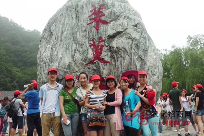 茱萸峰下合影留念