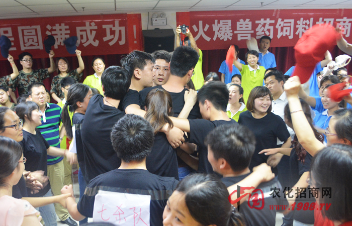 2015年6月20日-21日,鄭州火爆網(wǎng)絡科技有限公司組織全體員工進行了一次“團隊凝聚力訓練”,特邀田沂桐老師和李健老師為主講老師,意在激發(fā)火爆人的內(nèi)在潛能、培養(yǎng)團隊協(xié)同作戰(zhàn)能力,超越自我、成就未來!