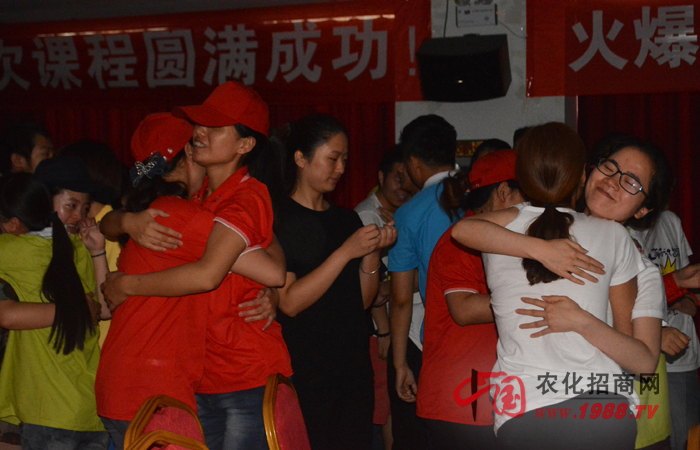 2015年6月20日-21日,鄭州火爆網(wǎng)絡科技有限公司組織全體員工進行了一次“團隊凝聚力訓練”,特邀田沂桐老師和李健老師為主講老師,意在激發(fā)火爆人的內(nèi)在潛能、培養(yǎng)團隊協(xié)同作戰(zhàn)能力,超越自我、成就未來!