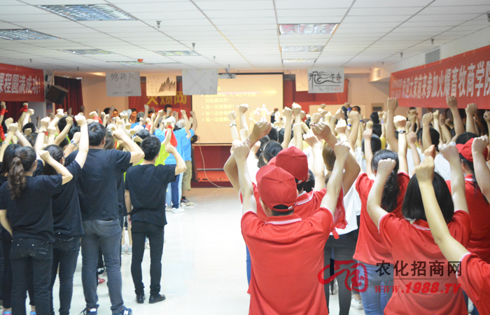 懷著感恩的心,那盞充滿活力的燈塔在向你招手