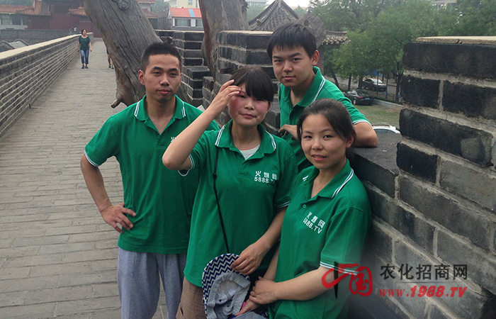 腳比路長、人比山高