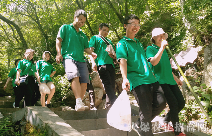 山高人為峰,路遠(yuǎn)腳更長!