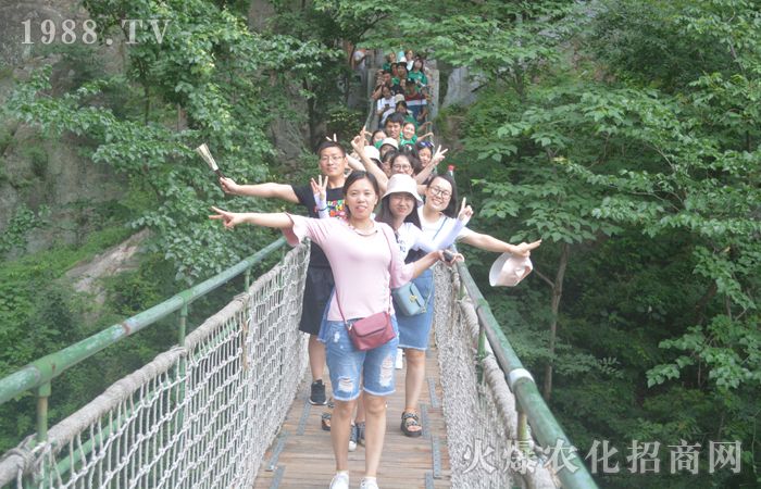 山高人為峰,路遠(yuǎn)腳更長!