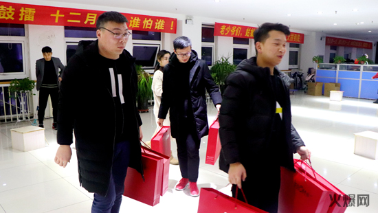 玉豬辭舊歲,金鼠報春歸!心系員工,情暖冬日,火爆網(wǎng)新年好禮大派送!