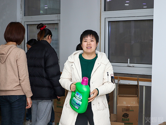 L(fng)㣬ڷAŮ(ji)𱬾W(wng)ɰl(f)Ů񌣌ٶY